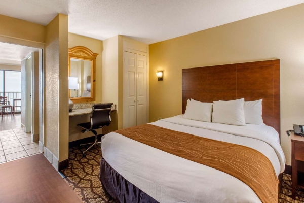 COMFORT INN AND SUITES OCEANFRONT (Virginia Beach)